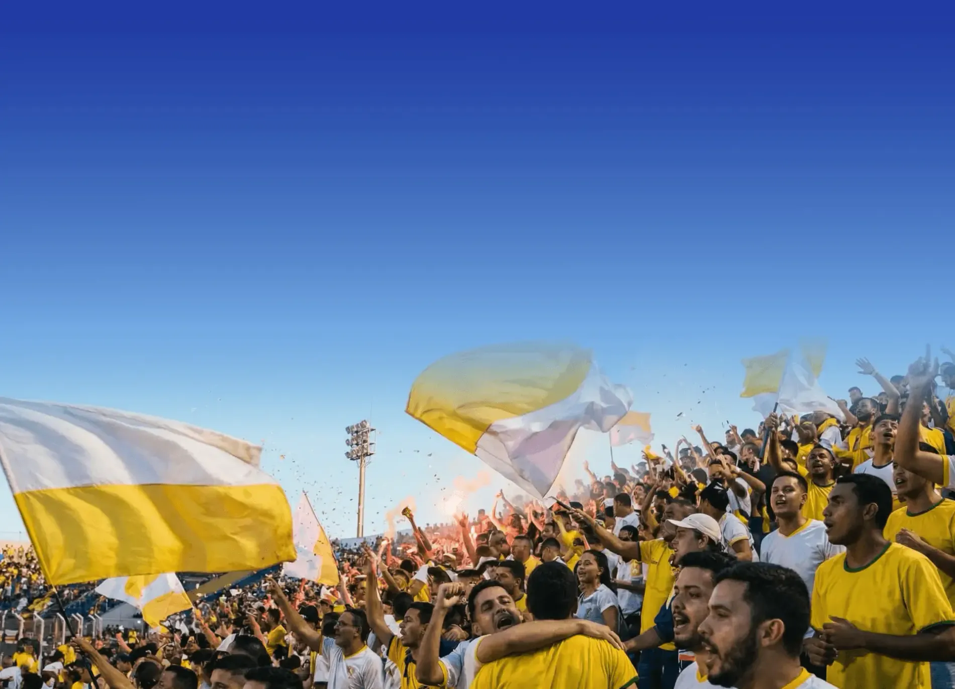 Torcida de um campeonato de futebol amador vibrando nas arquibancadas