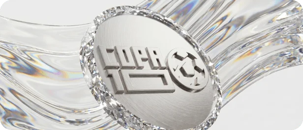 Moeda de cristal com o escudo do Copa10 representando o plano Diamante