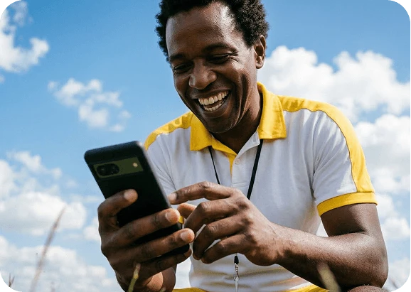 Organizador de campeonato sorrindo ao usar o Copa10 no celular ao ar livre